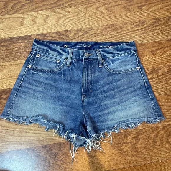 J.Crew Relaxed Jean Shorts in a medium wash with a frayed hem Size 26 - Picture 1 of 8